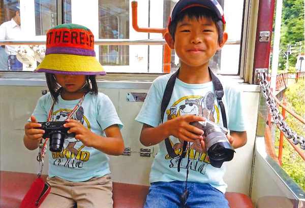 トロッコ電車の中で妹さんとツーショット（2015年7月22日、富山県黒部峡谷鉄道）