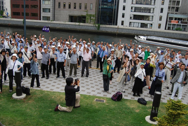 デモ解散地では「まとめ集会」を開催。 有元会長のリードにより参加者全員で「橋下市長退陣せよ」コールを繰り返した。