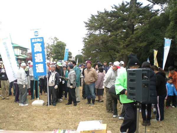 主催者の挨拶、グループ分け、作業段取りを受けて、いざスタート。（2015年12月6日、岡山後楽園）