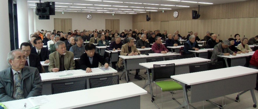 県内で初めて開かれた高齢者集会。会場は参加者の熱気にあふれた。 （2月25日、福岡自治労会館）