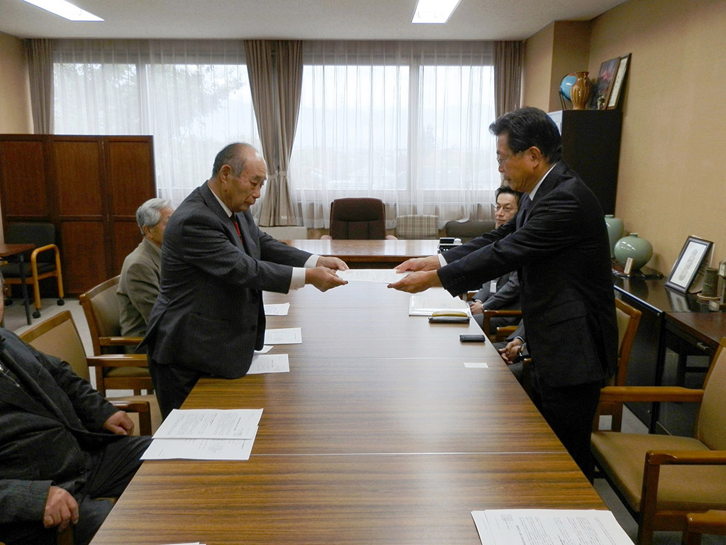 市町村へも要請する長久保会長（左）。（11月5日、自治会館）