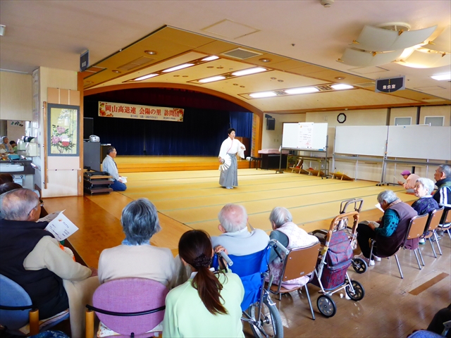 写真3　全印刷局退職者の会の弓削（ゆげ）香苗さんが、剣詩舞を披露。（11月6日、岡山市・会陽の里）