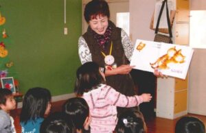 保育園で園児に絵本を読み聞かせる萩森さん。（2011年12月6日）
