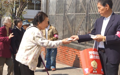 中には「友達に配りたい」とたくさん持っていくおばあちゃんも。（4月14日、巣鴨駅頭）