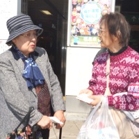 介護問題で真剣に話しかけてくるおばあちゃんも。（4月14日、巣鴨駅頭）