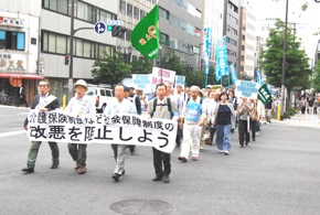 市内をデモ行進する参加者。