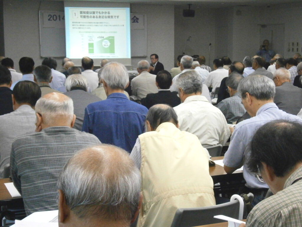 講師の話に真剣に聞き入る参加者。（６月１２日、田町交通ビル５階会議室・都内）