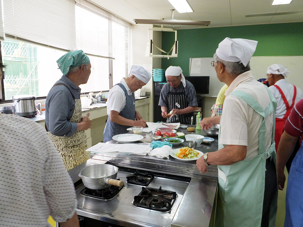 第２回学習会。「元気で長生きできる食生活」。男もがんばってますヨ、料理教室。（2014年6月12日、鳥取市・さざんか会館栄養指導実習室。16人参加。東部地区協） 