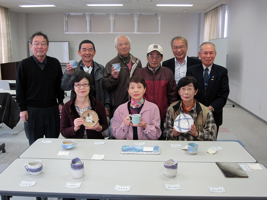 「陶芸教室」。ステキな作品に仕上がりました。（2013年10月17日、倉吉市「国造焼き・上神焼き」窯元、13人参加。中部地区協） 