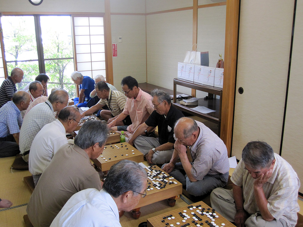 熱戦の囲碁将棋大会。（2014年7月23日、北栄町・高齢者保健センター、19人参加。中部地区協） 