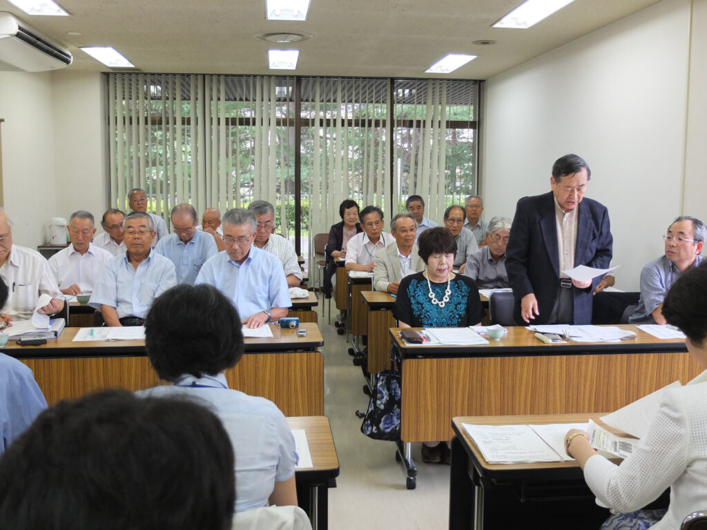 要請団を代表して県の見解をただす伊藤会長。（8月20日、山形市内）