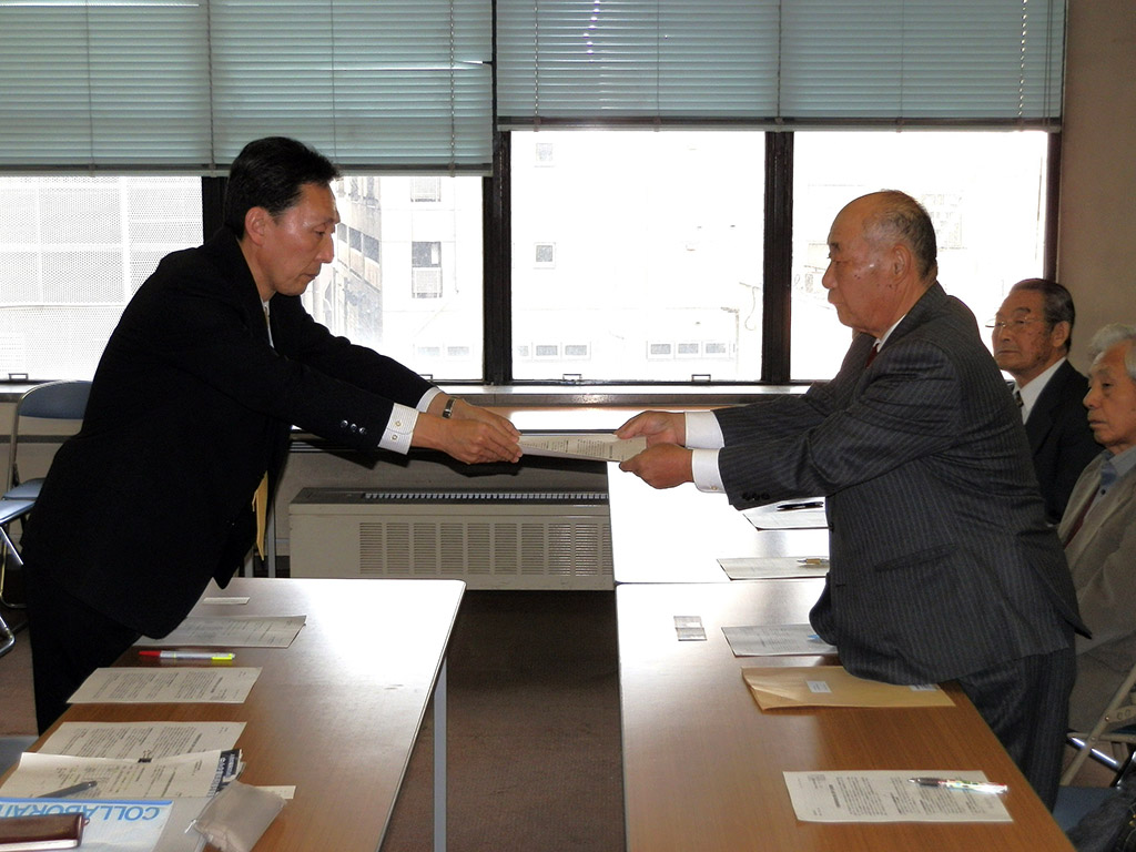 長久保会長（右）が、山梨県の半田課長に要請書を手渡す。 （11月10日、山梨県庁）