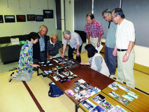 愛好家７０人が集まり、地域で写真表現の教室を開く。