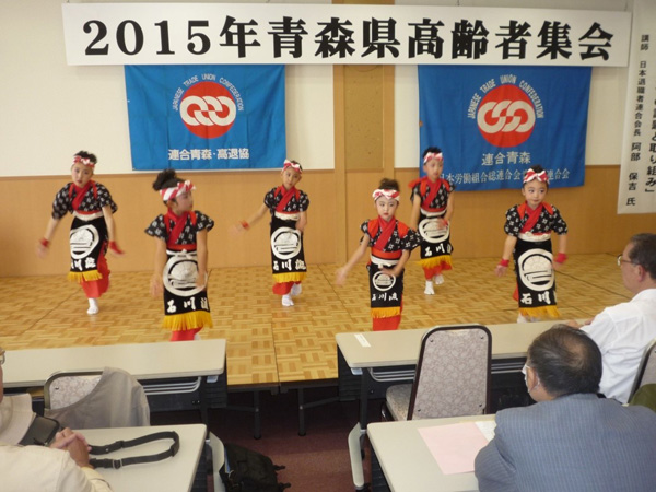 可愛らしい地元の郷土芸能の踊りに会場は大いに盛り上がった。