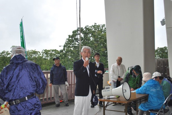 主催者挨拶する大井会長