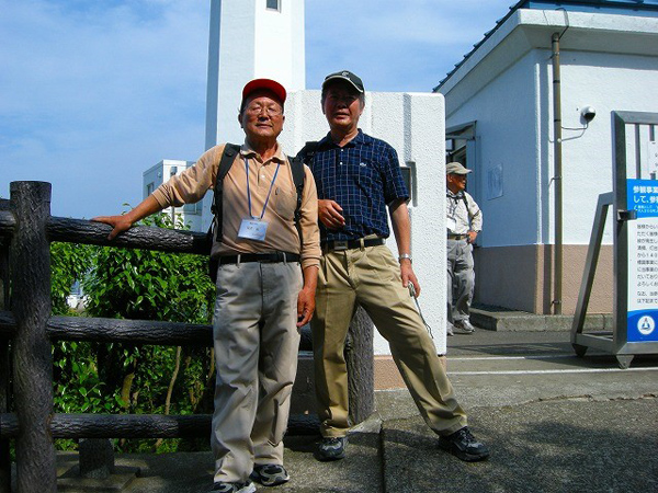 ハイキングサークルの幹事もつとめる浅井さん（写真左。日本最古の様式灯台である観音崎灯台へのハイキングで。神奈川県三浦半島）