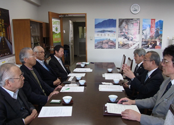 要請内容について意見交換する兵庫高退連役員（左側）と、石井産業労働部長ほか担当者（右側）