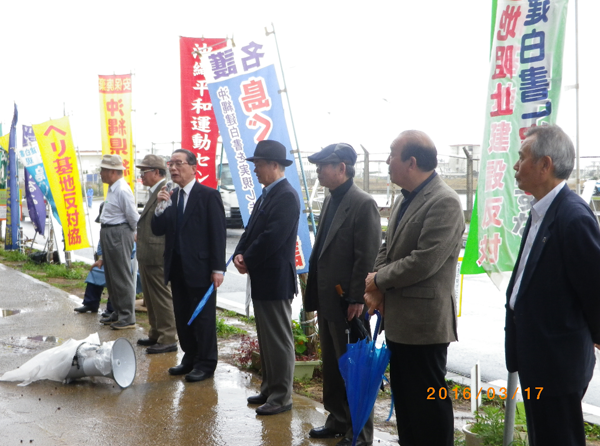 座り込み行動を激励する退職者連合の阿部保吉会長。