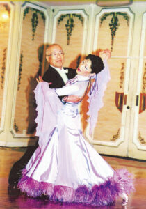 衣装もきまり、軽やかなステップで踊る西嶋さん（左）