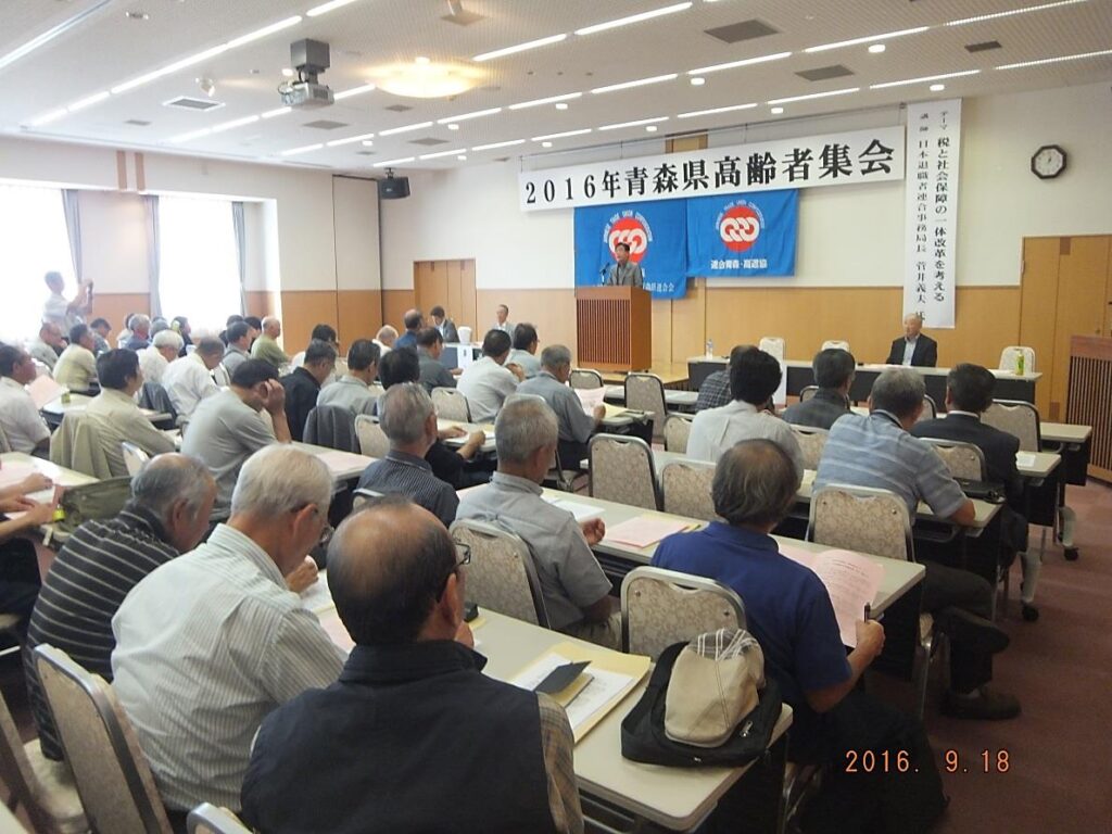 主催者あいさつする川村会長。（9月18日、青森市内）