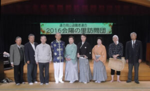 左より岡山退連の赤木幹事、河原副会長。出演者の高橋さん、黒田さん、岡崎さん、田上さん、弓削さん、藤原さん。右端は、新見会長。