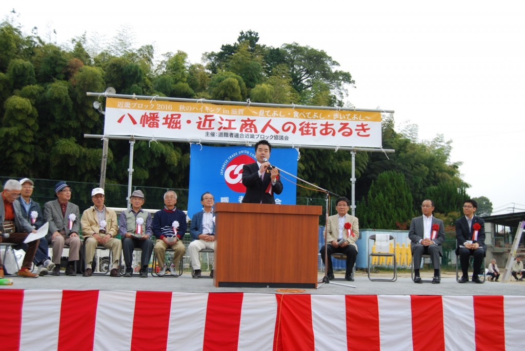 激励あいさつする滋賀県の三日月知事。