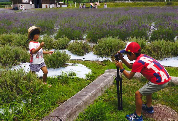 大好きな妹さんをモデルに「はい、パチ」（2015年7月5日、岡山県美咲町のまきばの館）