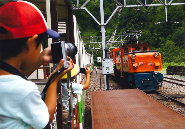 駅ですれ違うトロッコ電車を撮影（2015年7月22日、富山県黒部峡谷鉄道・欅平駅）