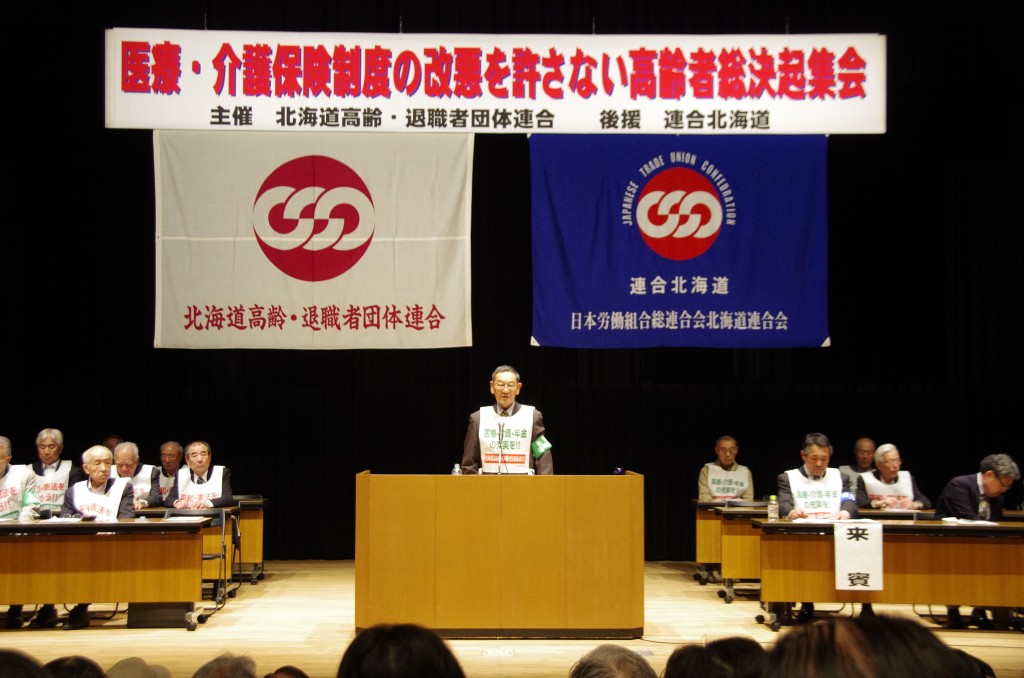 集会であいさつする道退職者連合の上松俊彦会長。（5月14日、札幌市内）
