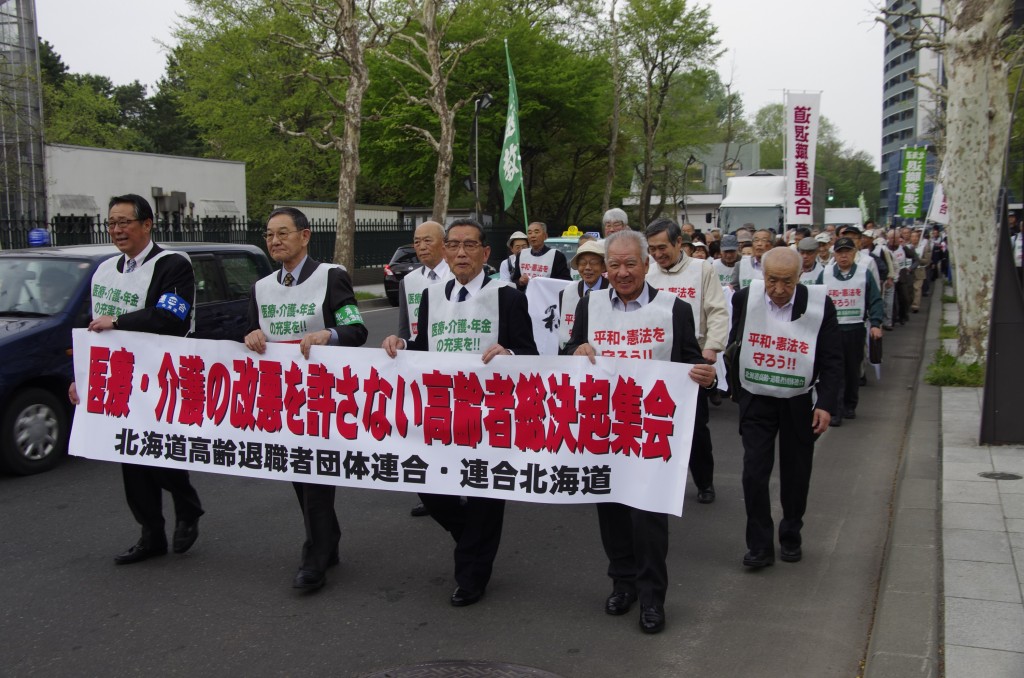 札幌市内をデモ更新する集会参加者。