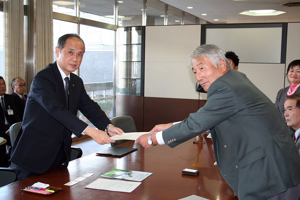 新見会長から岡山市大森市長に要請書を手交