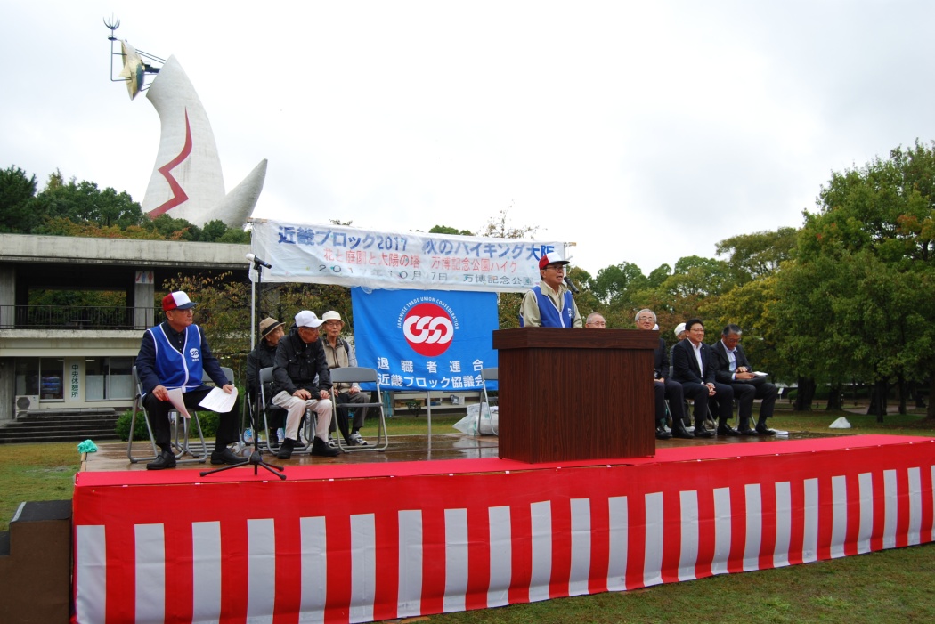 出発式で挨拶をする有元代表幹事（大阪退連会長）